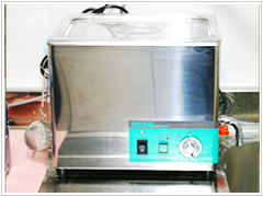 超音波洗浄機
超音波の振動で、治療に使用した器具の洗浄をする機器です。
超音波の振動により手洗いでは落としきれない細かな汚れ等を確実に落とします。