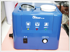 殺菌装置『オイルライザーOL-200』 １２０℃の高温に加熱した専用のオイルに浸すことにより、約4分という短時間で細菌を死滅させることができる殺菌装置です。